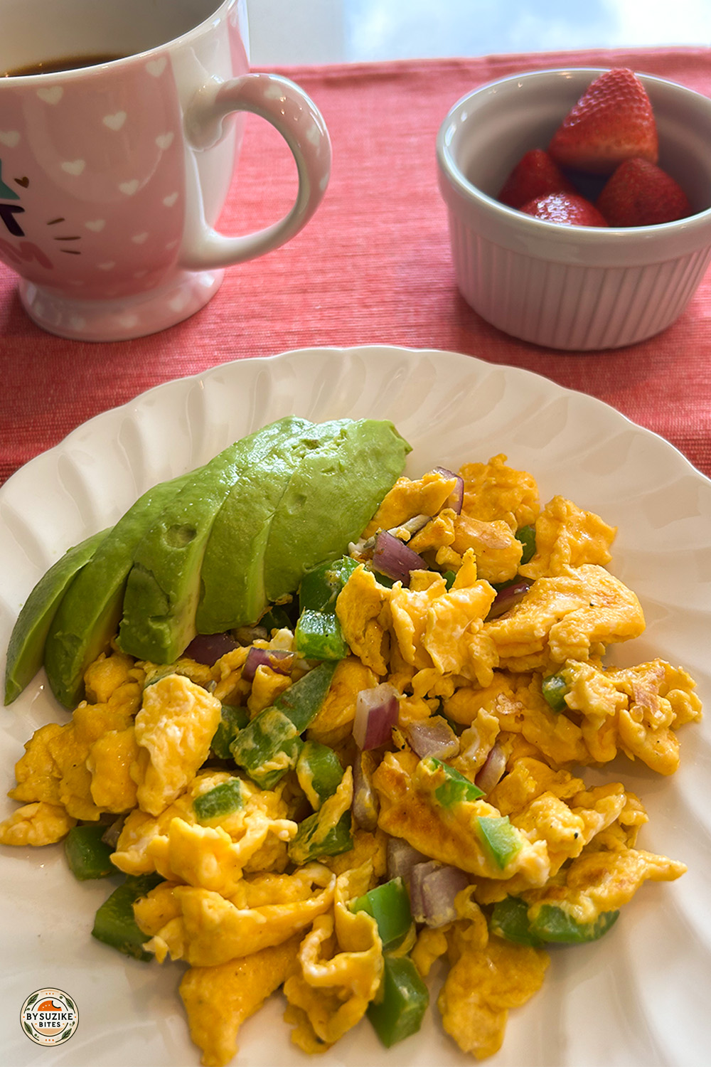 Low carb breakfast idea with scrambled eggs, bell pepper, red onion and avocado – Day 13