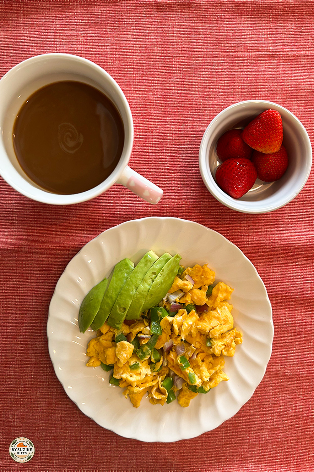 Low carb breakfast idea with scrambled eggs, bell pepper, red onion and avocado – Day 13