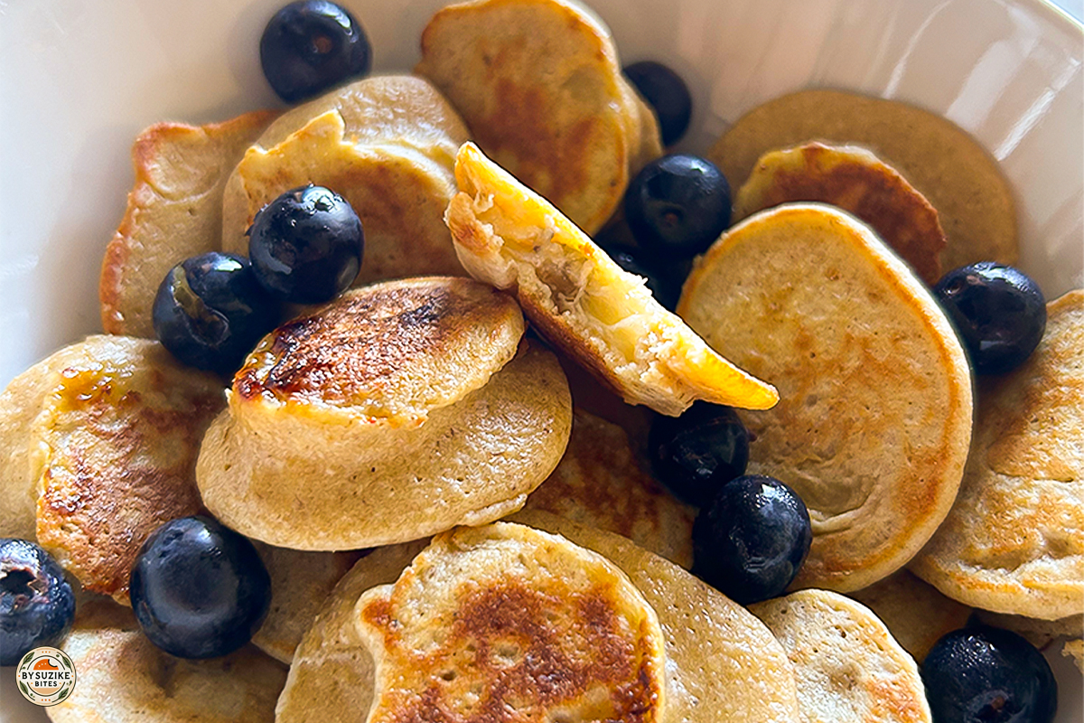 mini-oat-banana-pancakes-healthy-breakfast Mini oat and banana pancakes served in a bowl with fresh blueberries – healthy breakfast recipe for kids and adults